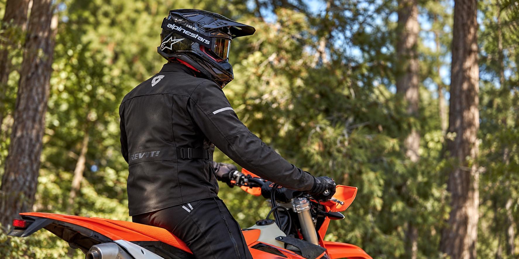 Jacheta de motociclist din țesătură pentru toamnă: membrană, ventilație și căptușeală termică