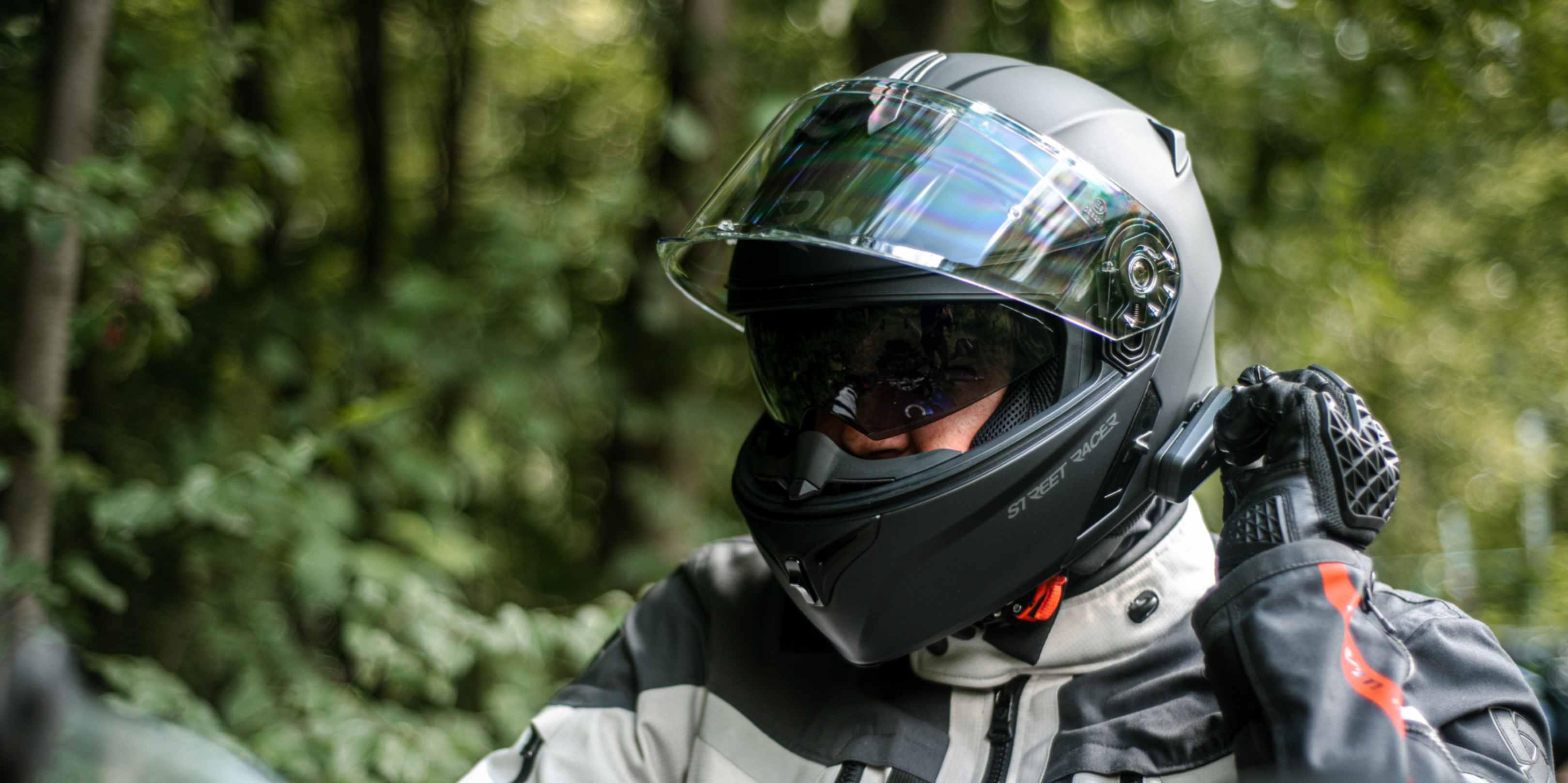 Gadgeturi pentru călătorii: în ce accesorii moto ar trebui să investiți și pe ce să nu irosiți banii?
